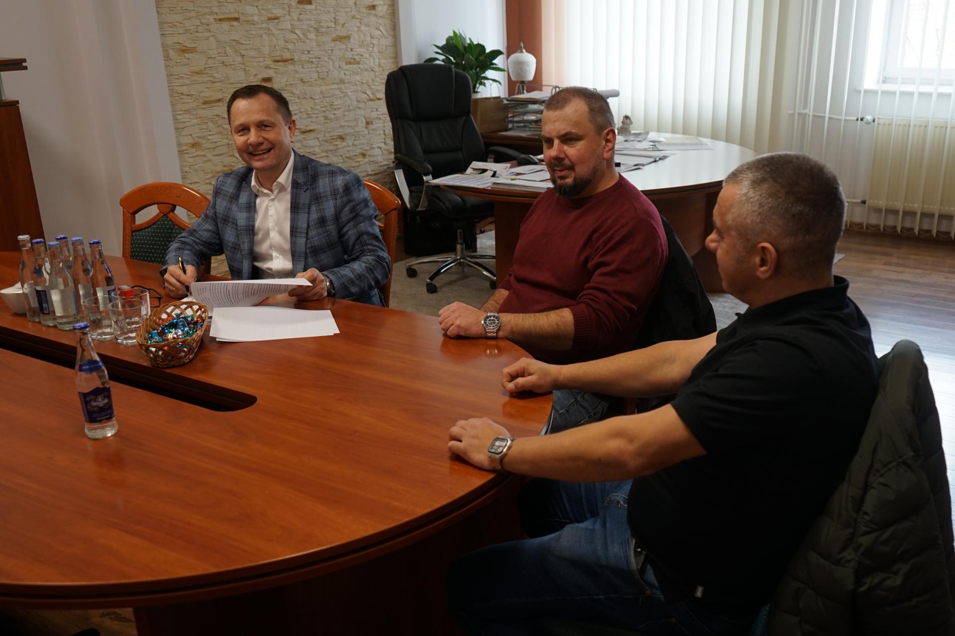 Burmistrz Maciej Jemioło i prezesi klubów: LKS Team Przecław i KS Iskra w Łączkach Brzeskich