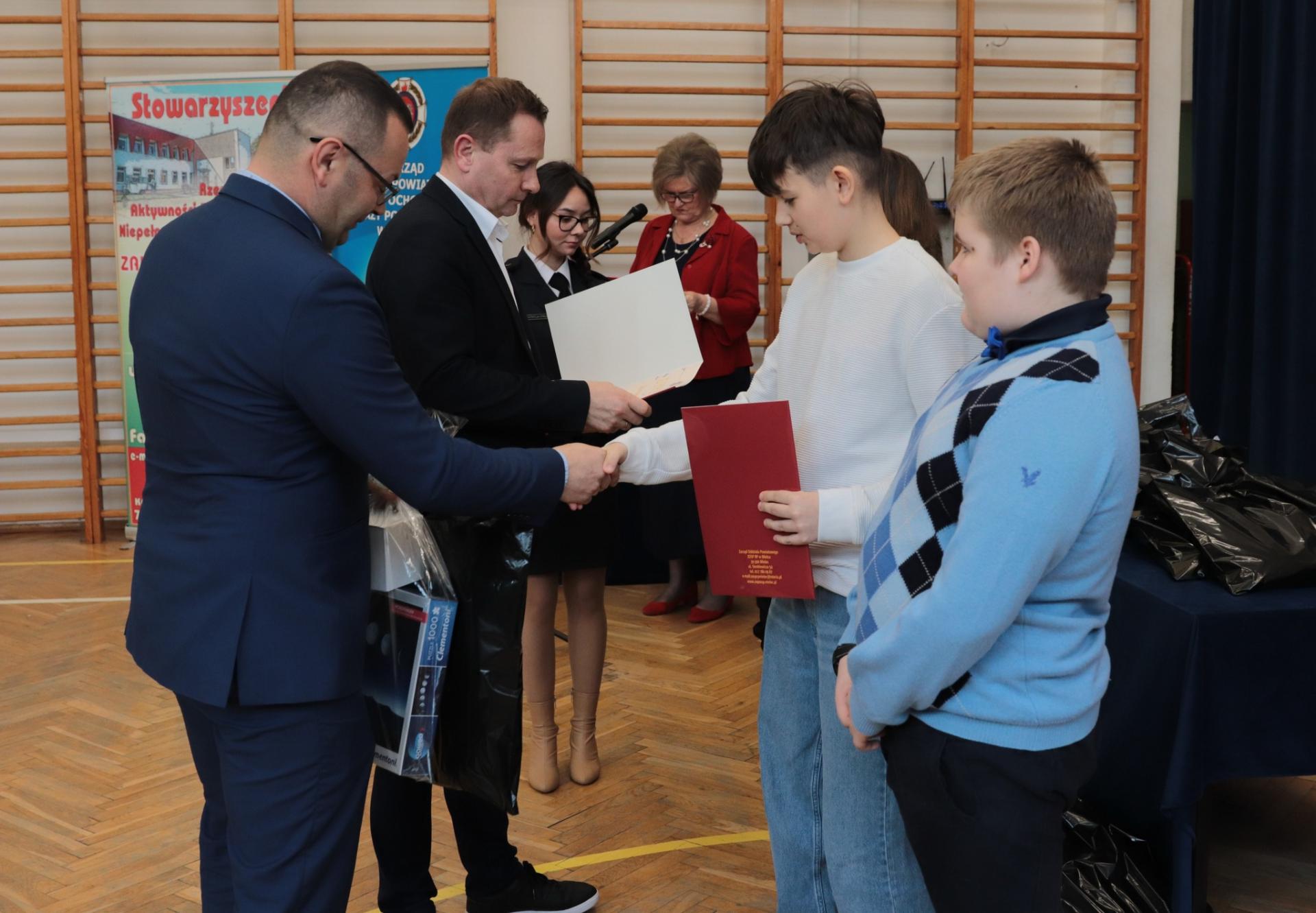 Burmistrz Maciej Jemioło wręcza nagrody
