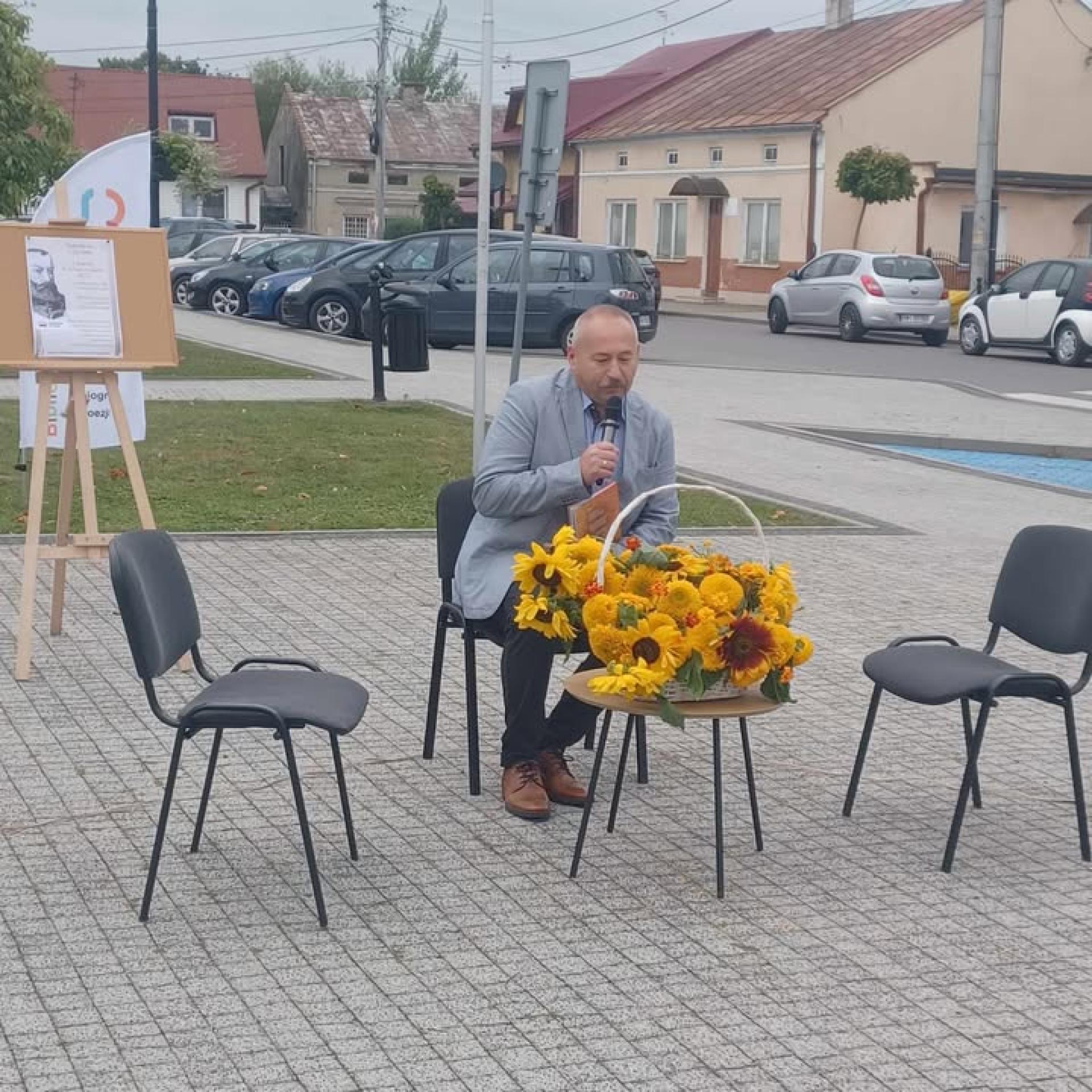 Zastępca Burmistrza Andrzej Swół czyta utwory Jana Kochanowskiego