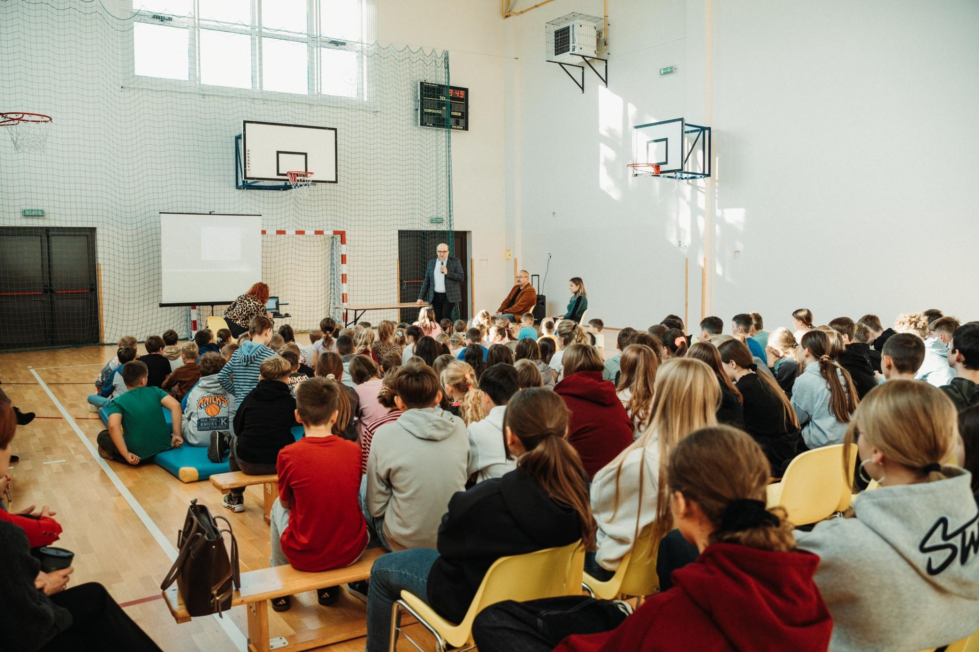 Dyrektor SP w Dobryninie Wiesław Jemioło z uczniami placówki