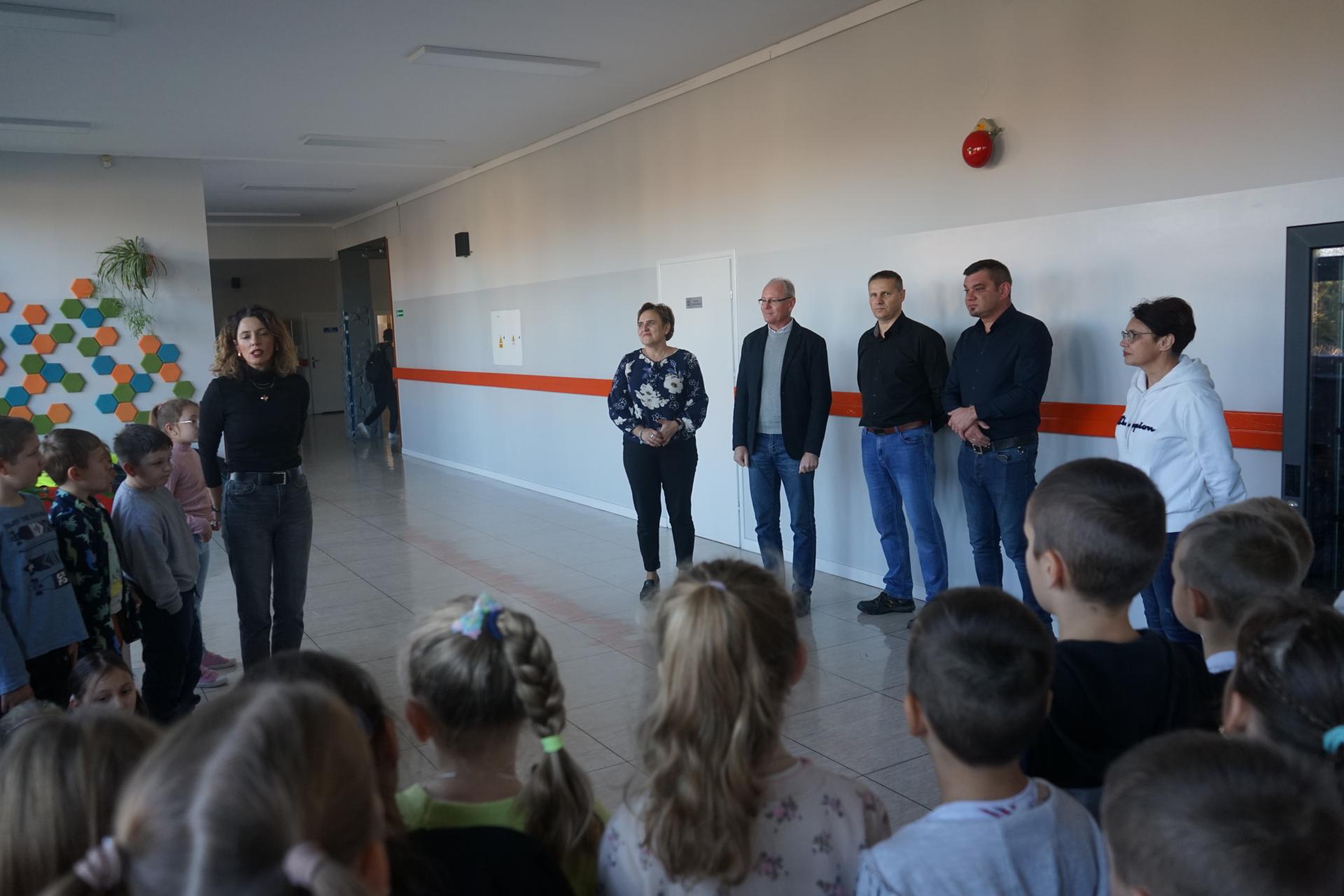 Dyrektor SP w Przecławiu Małgorzata Nicpoń Wicedyrektor Ewa Augusty-Leś Dyrektor Tomasz Ortyl pracownik UM Klaudiusz Krasoń