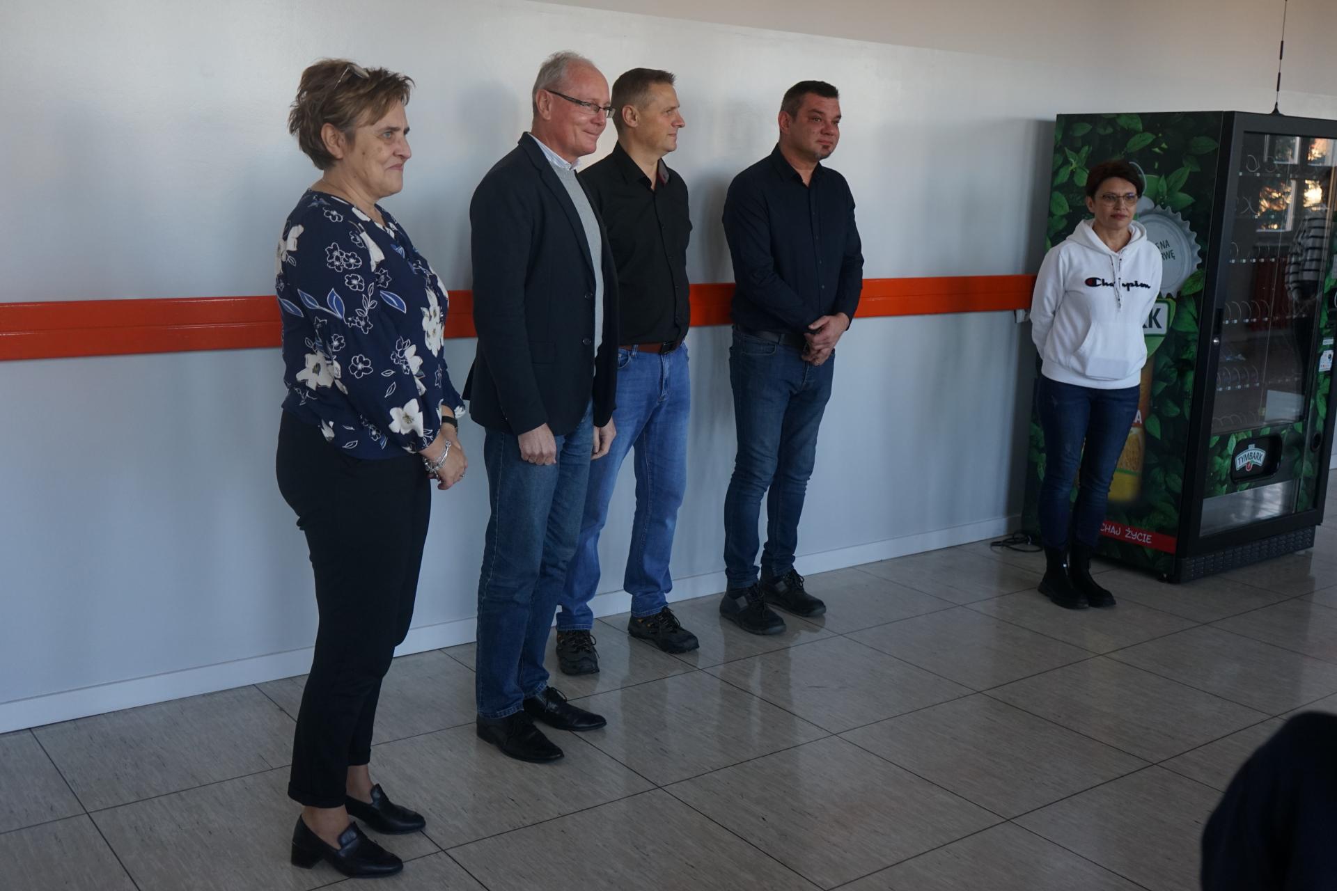 Dyrektor SP w Przecławiu Małgorzata Nicpoń Dyrektor Tomasz Ortyl pracownik UM Klaudiusz Krasoń