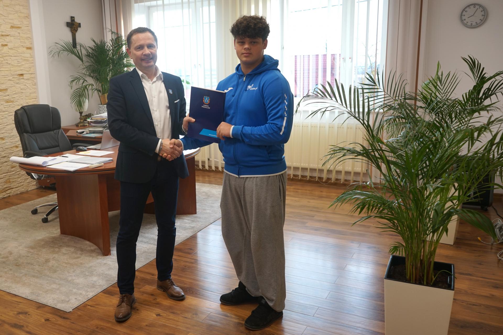 Młody talent sportowy uhonorowany za wybitne osiągnięcia w rzucie młotem i pchnięciu kulą