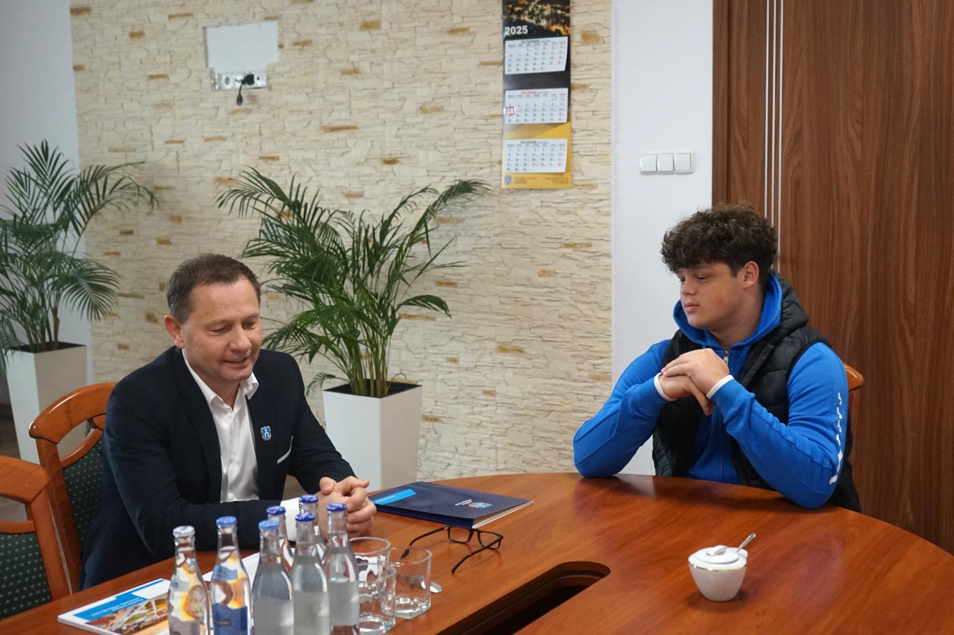 Młody talent sportowy uhonorowany za wybitne osiągnięcia w rzucie młotem i pchnięciu kulą