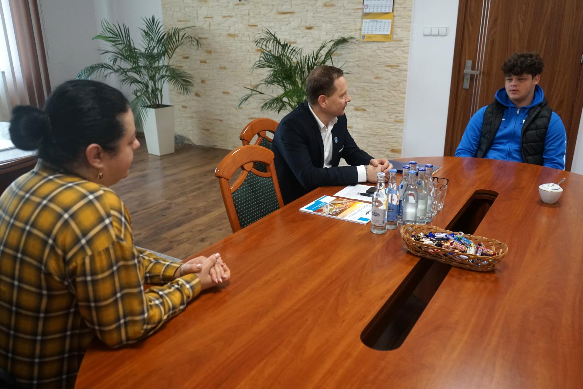 Młody talent sportowy uhonorowany za wybitne osiągnięcia w rzucie młotem i pchnięciu kulą