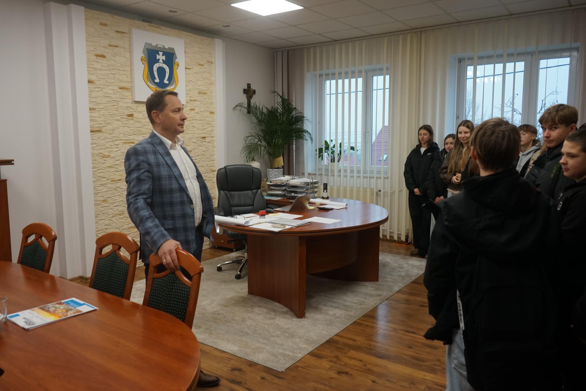 Ósmoklasiści w gabinecie z Burmistrzem Maciejem Jemioło