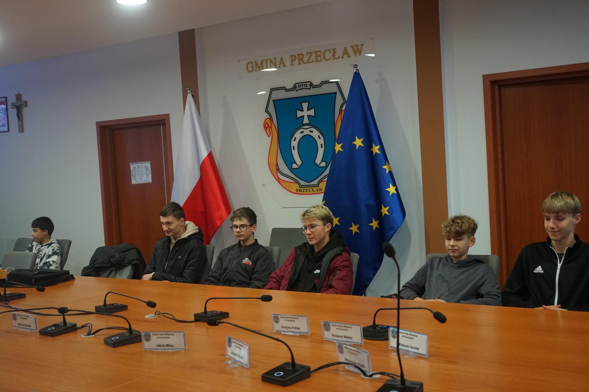 Ósmoklasiści na sali obrad