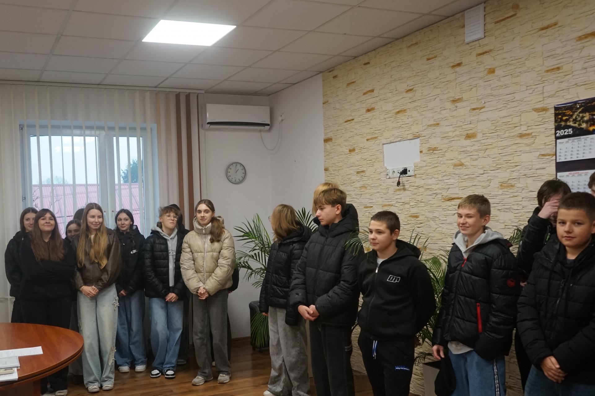 Uczniowie w gabinecie burmistrza