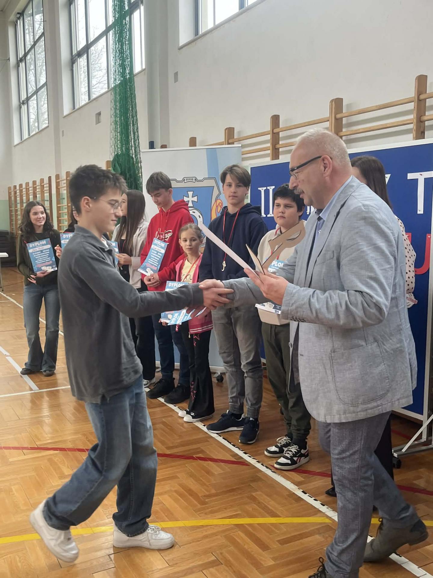 Uczestnicy II Turnieju Rummikub pod patronatem Burmistrza Przecławia