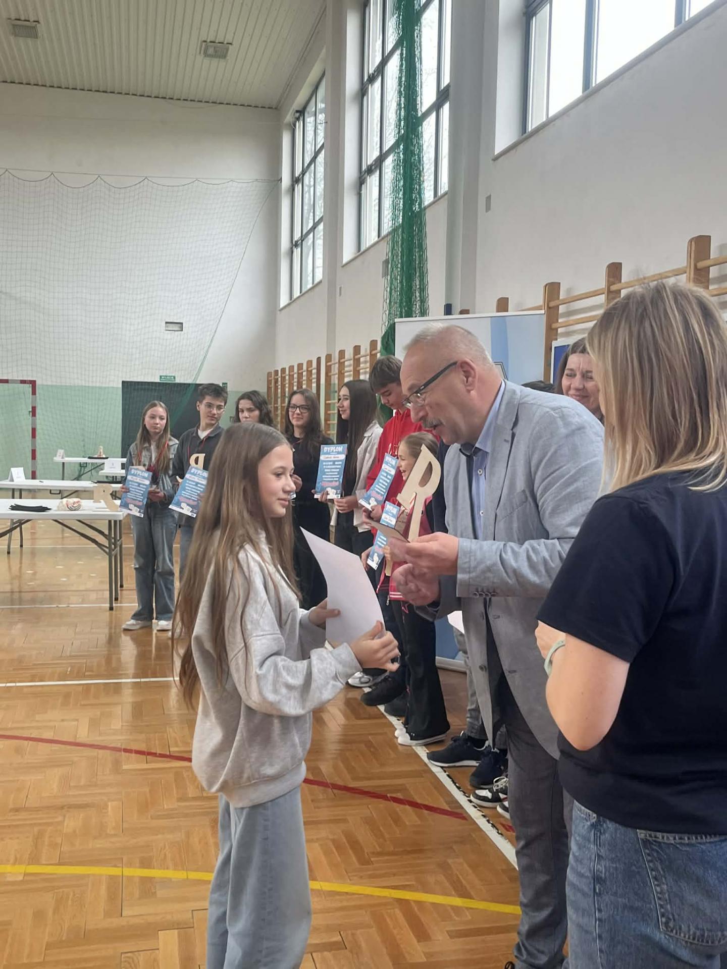 Uczestnicy II Turnieju Rummikub pod patronatem Burmistrza Przecławia
