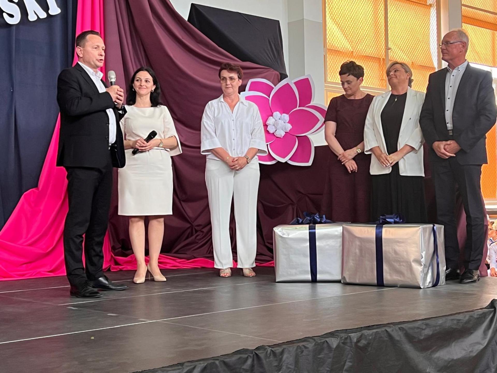 Uroczystości Święta Patrona szkoły w Tuszymie - Burmistrz Maciej Jemioło Przewodnicząca Rady Miejskiej w Przecławiu Joanna Kwaśniowska Sekretarz Janusz Krakowski z przedstawicielami szkoły