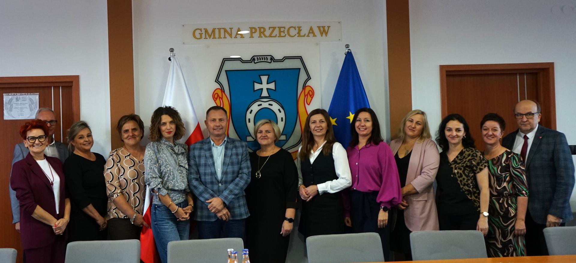 Dyrektorzy placówek oświatowych z terenu Gminy Przecław wraz z Burmistrzem Maciejem Jemioło i Sekretarzem Januszem Krakowskim