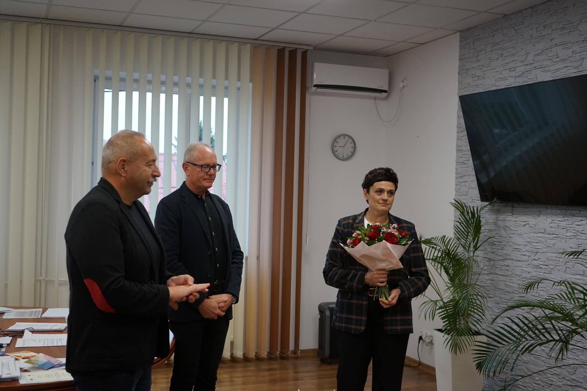 Gratulacje dla Dyrektor Anny Bogdan z rąk Zastępcy Burmistrza Andrzeja Swóła i Sekretarza Janusza Krakowskiego