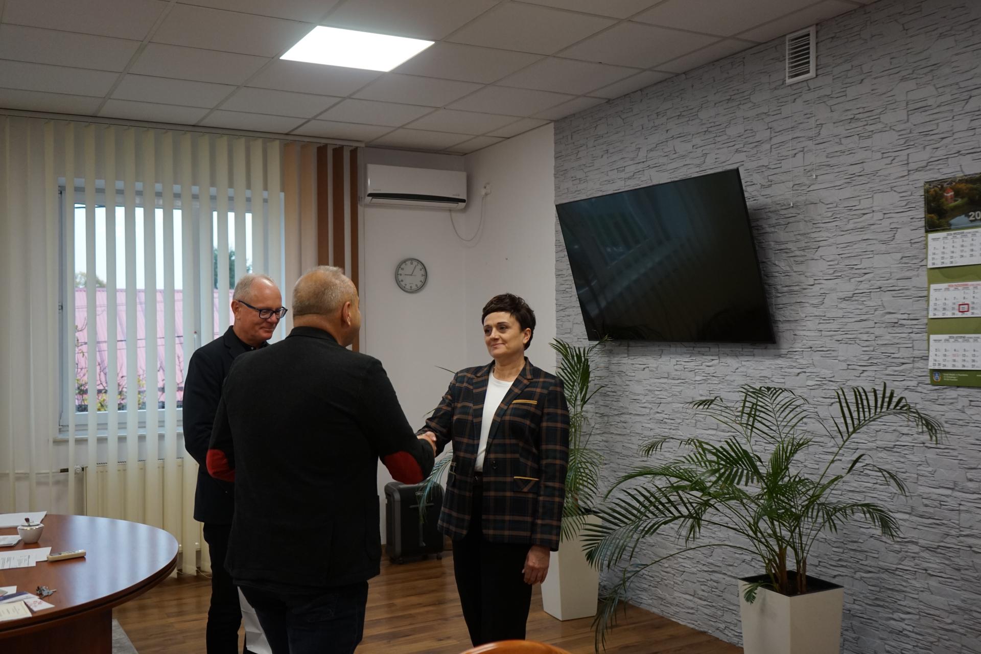 Gratulacje pani Ani składa Zastępca Burmistrza Andrzej Swół