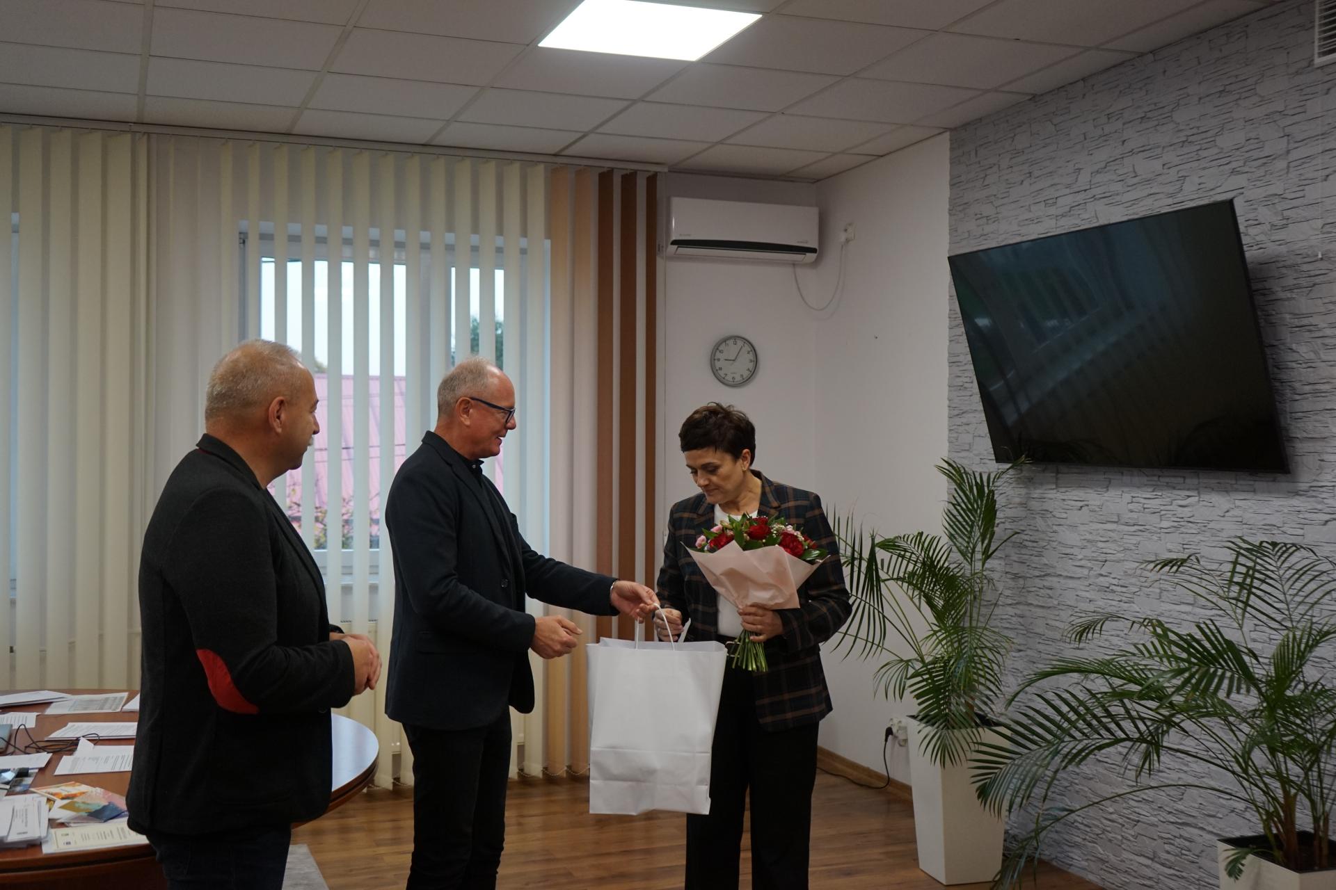Gratulacje składa Sekretarz Janusz Krakowski