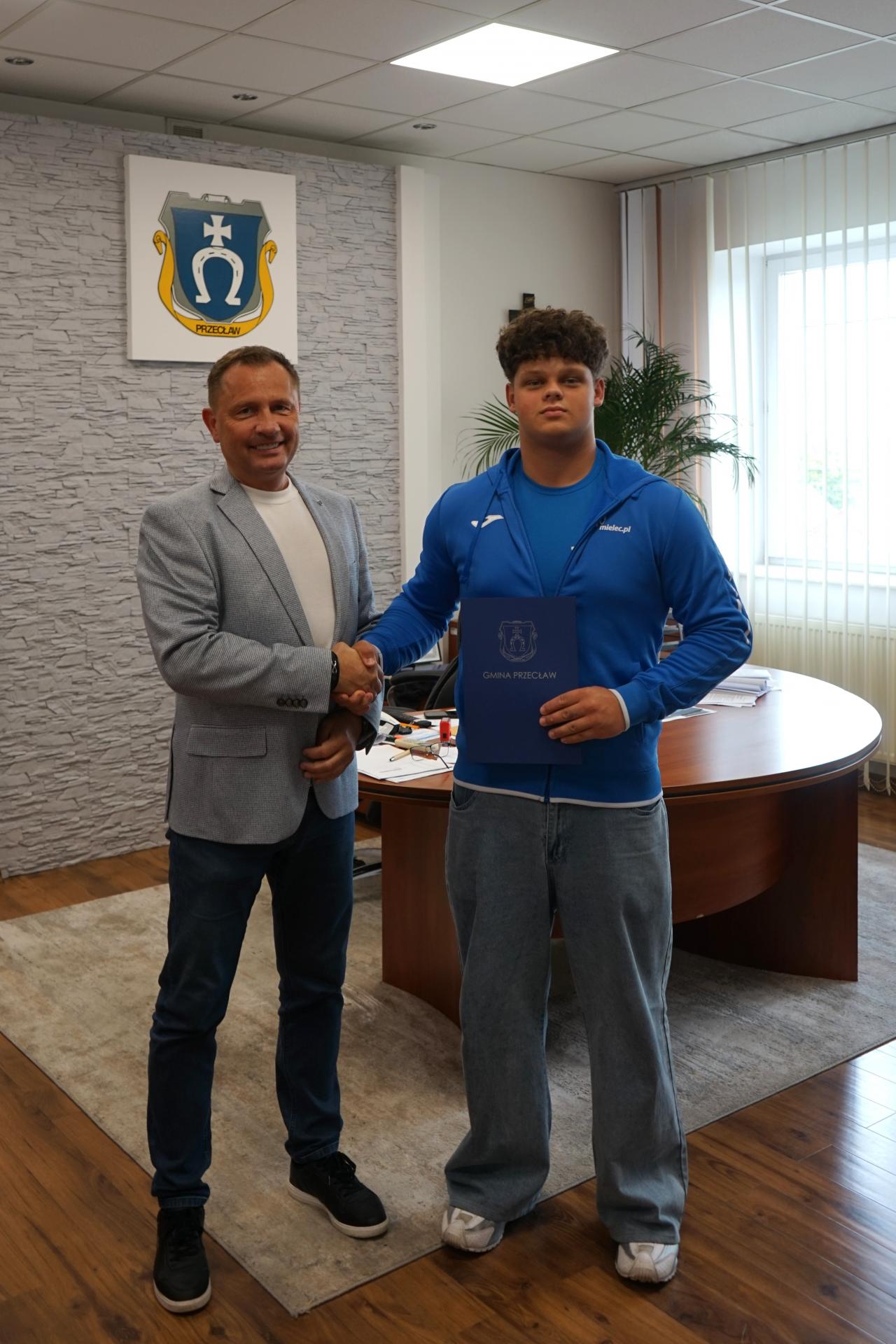 Maciej z nagrodą Burmistrza Przecławia za wybitne osiągnięcia sportowe